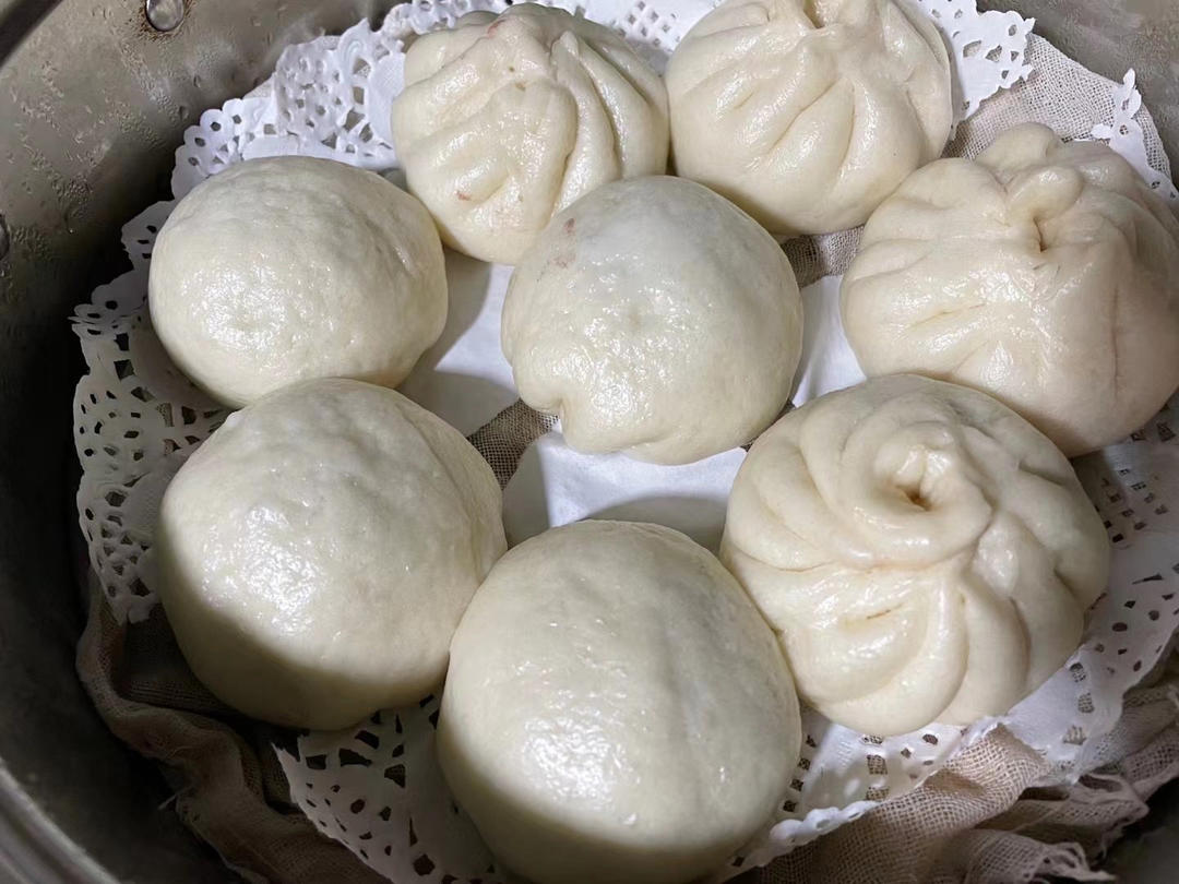 松软多汁肉包子
