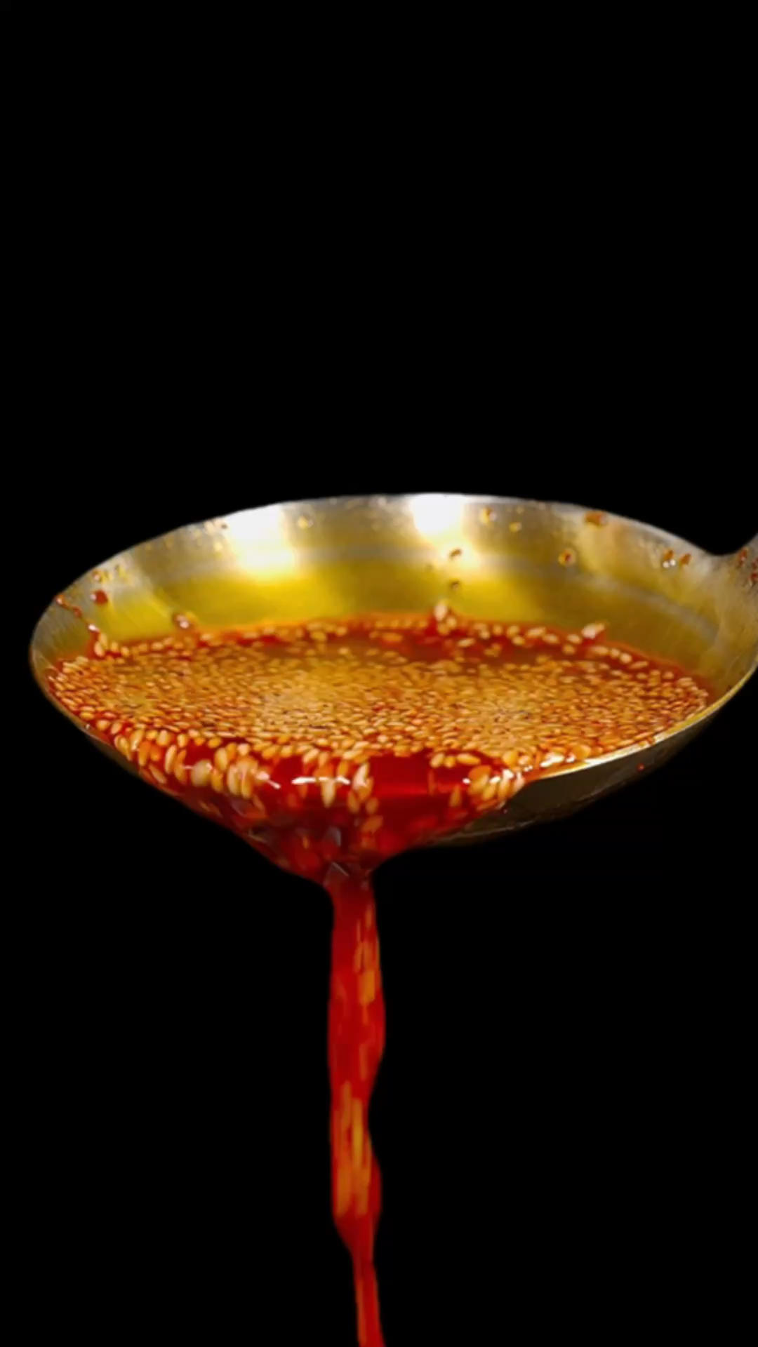 很多人在做辣椒油的时候，都是直接在辣椒上泼热油，其实那就是大错特错，你就像我这样做，又香又辣，做蘸料，凉拌菜都非常的美味的做法