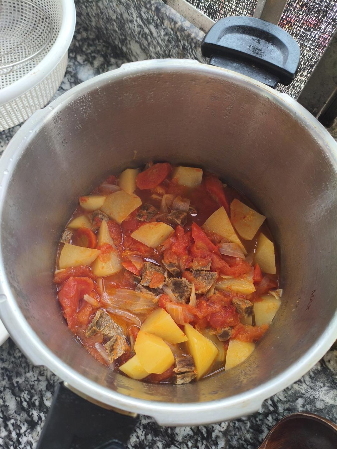 不加一滴水超美味的番茄土豆炖牛肉（懒人菜）