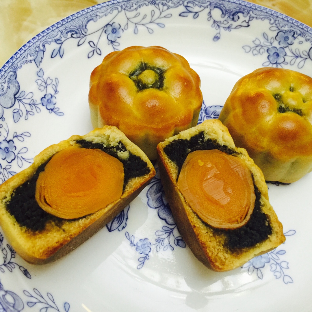 广式月饼—蛋黄芝麻月饼