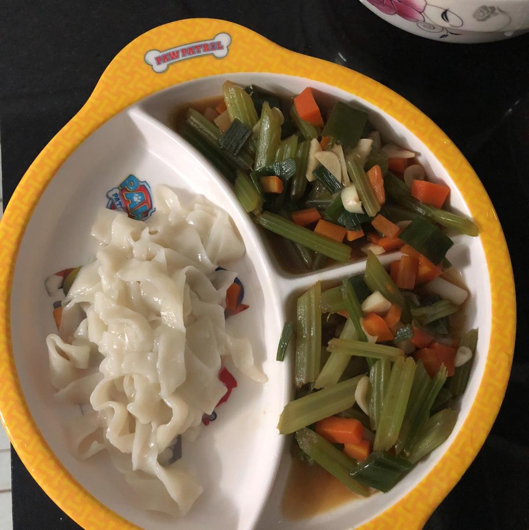 胡萝卜木耳炒芹菜
