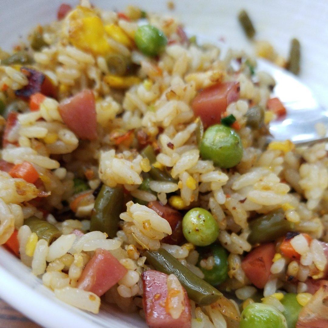 厨师长教你：“酱油炒饭”的家常做法，里面满满的小技巧，很受用