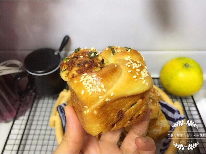 香葱肉松小方块面包