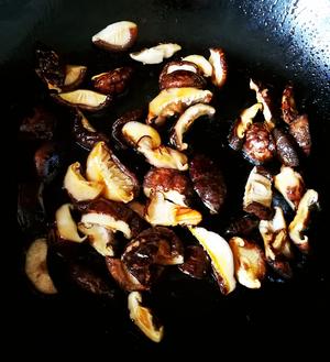 香菇板栗焖鸡（可以吃下2碗饭，春季长身体最佳配饭菜）的做法 步骤2