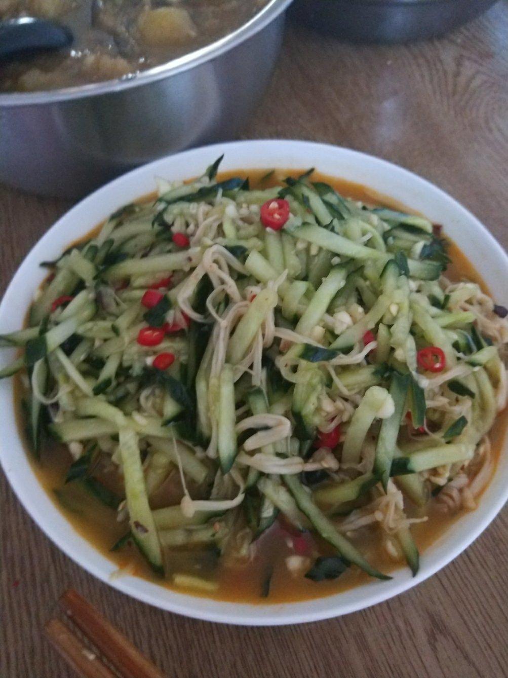 好吃的金针菇拌黄瓜