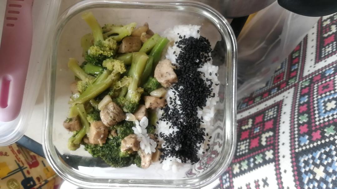 鸡胸肉炒西兰花