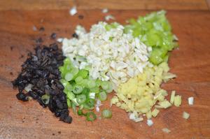 蒜蓉豆豉蒸扇贝的做法 步骤2