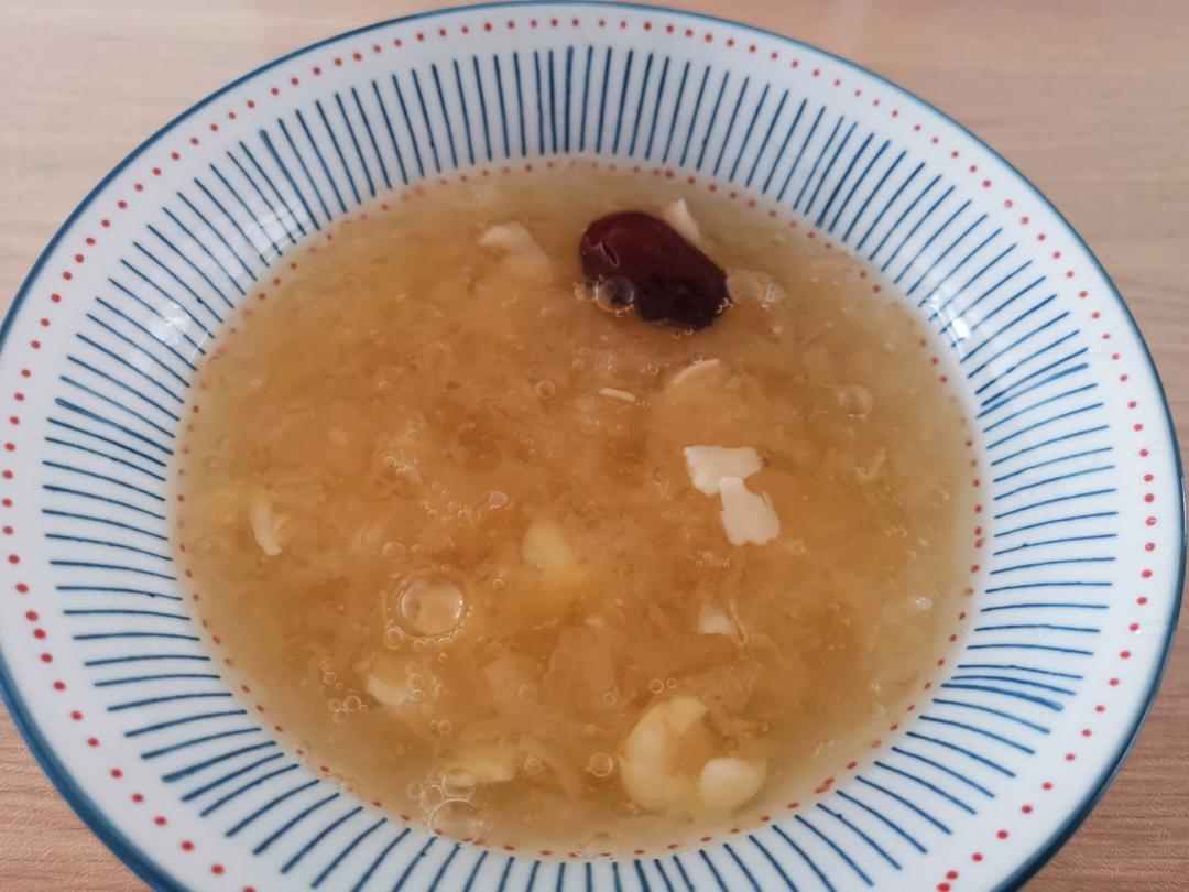 红枣莲子银耳羹(电炖锅自动定时，懒人做法)