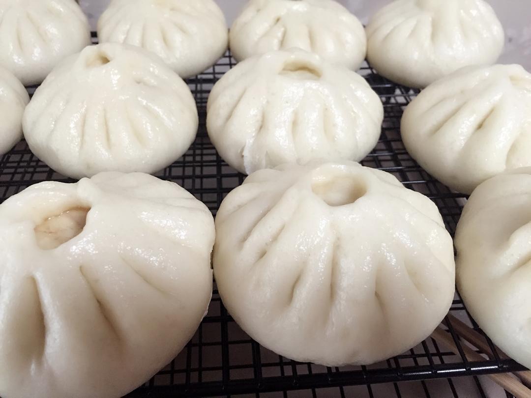 松软多汁的肉包子