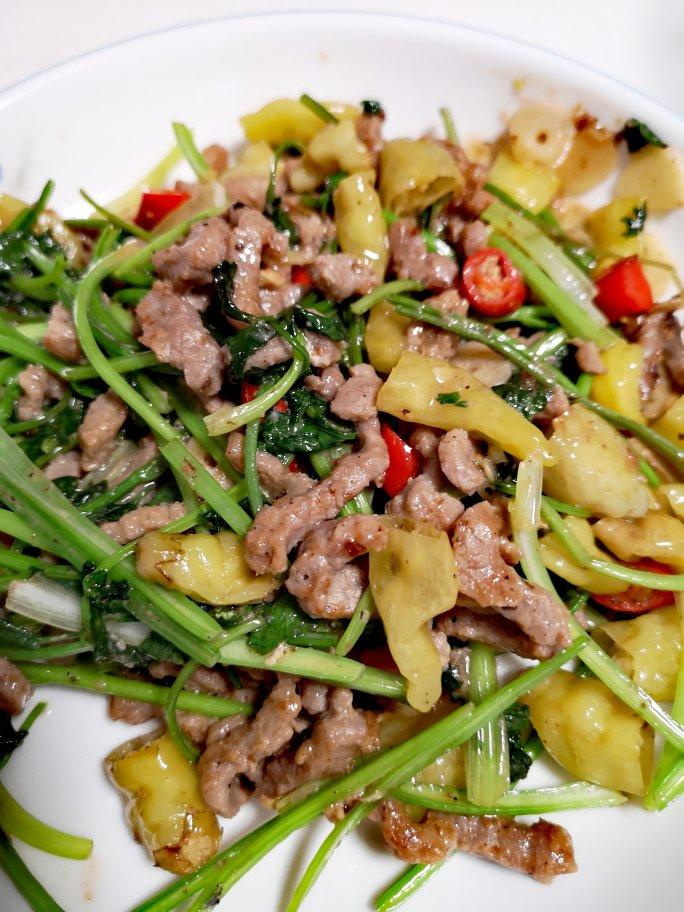 湘菜馆里的野山椒炒牛肉丝Get！