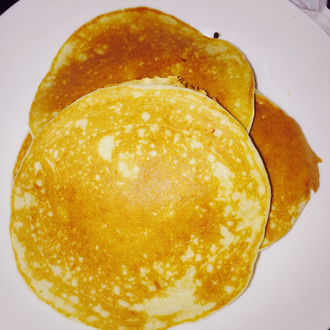 【酸奶松饼yogurt pancake】，搭上黑莓果酱和枫糖的美味。