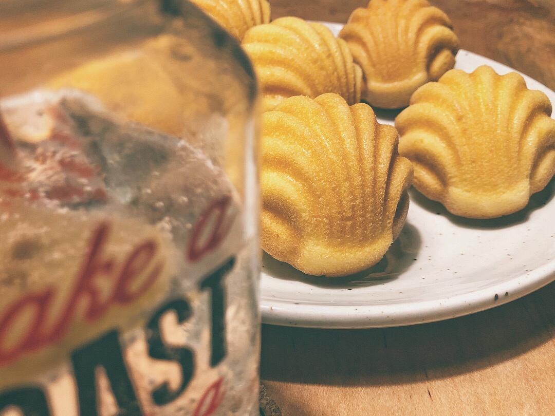 玛德琳（蓝带方）