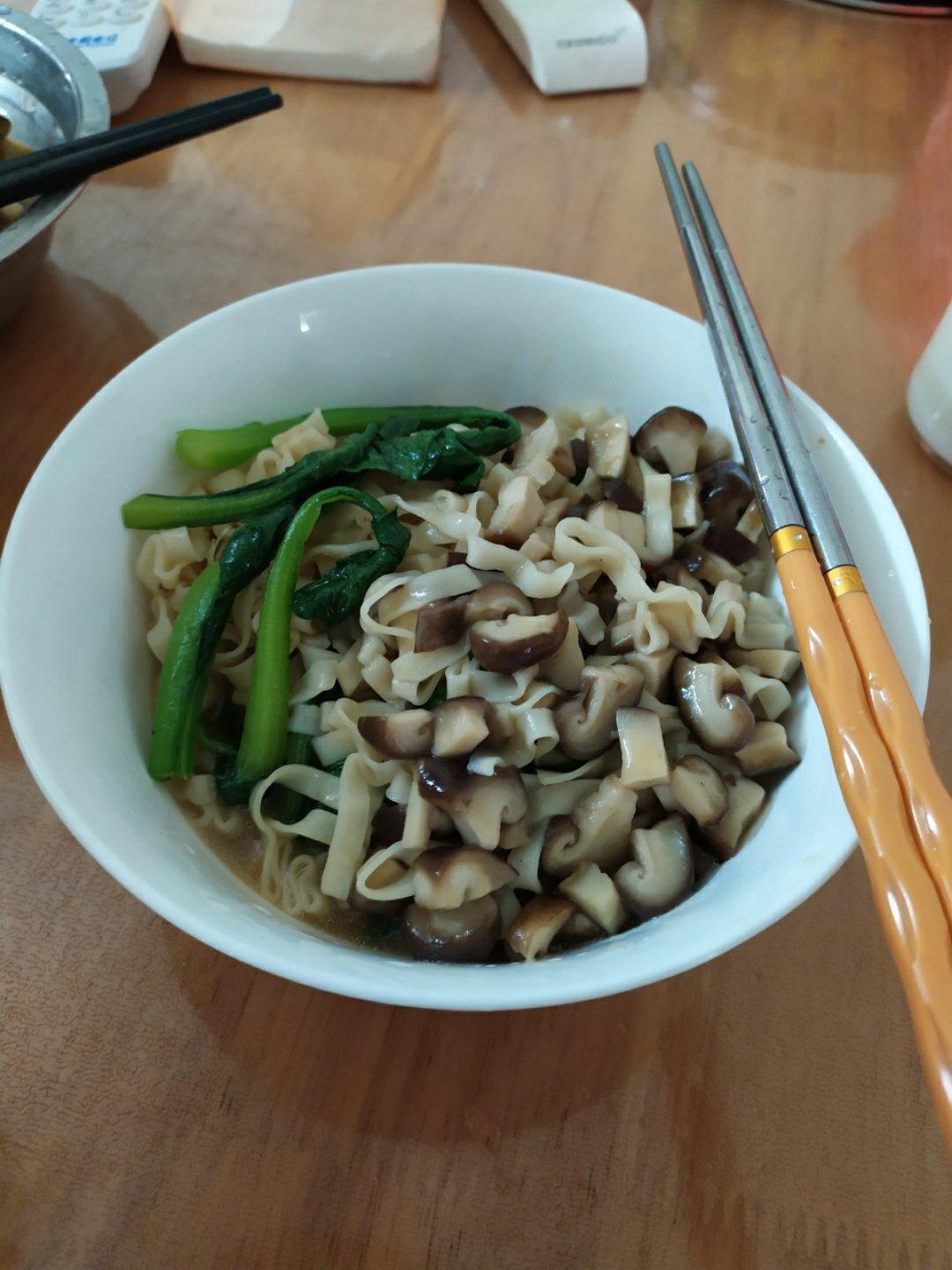 菌汤面条 看得见的香菇 尝得到的鲜美 这才是真正的菌汤