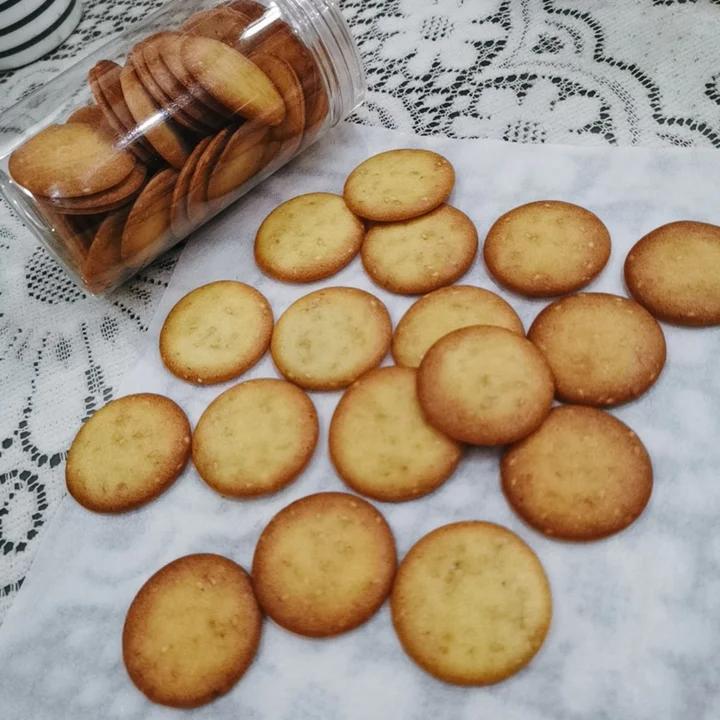 香脆可口的鸡蛋芝麻薄饼干