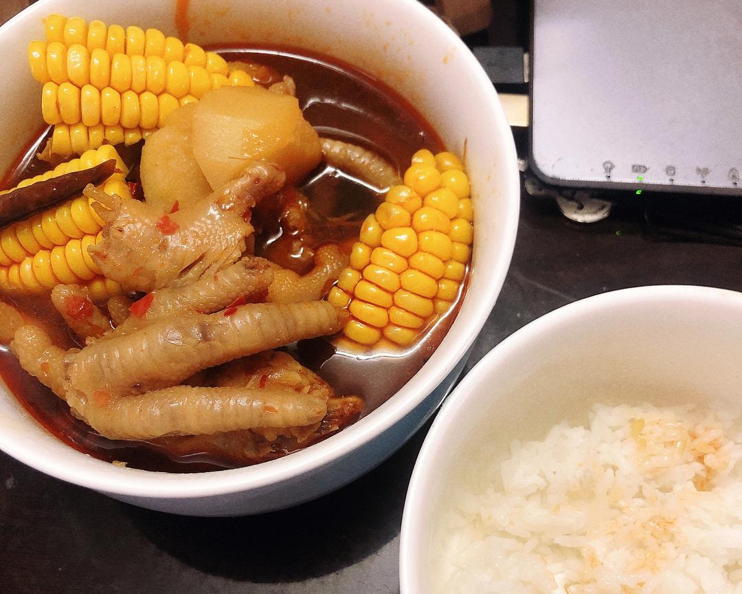 玉米土豆鸡爪煲的做法