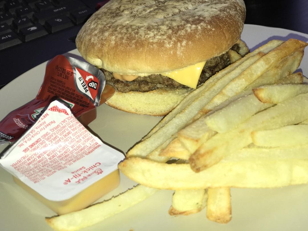 正宗的麦当劳双吉牛肉汉堡