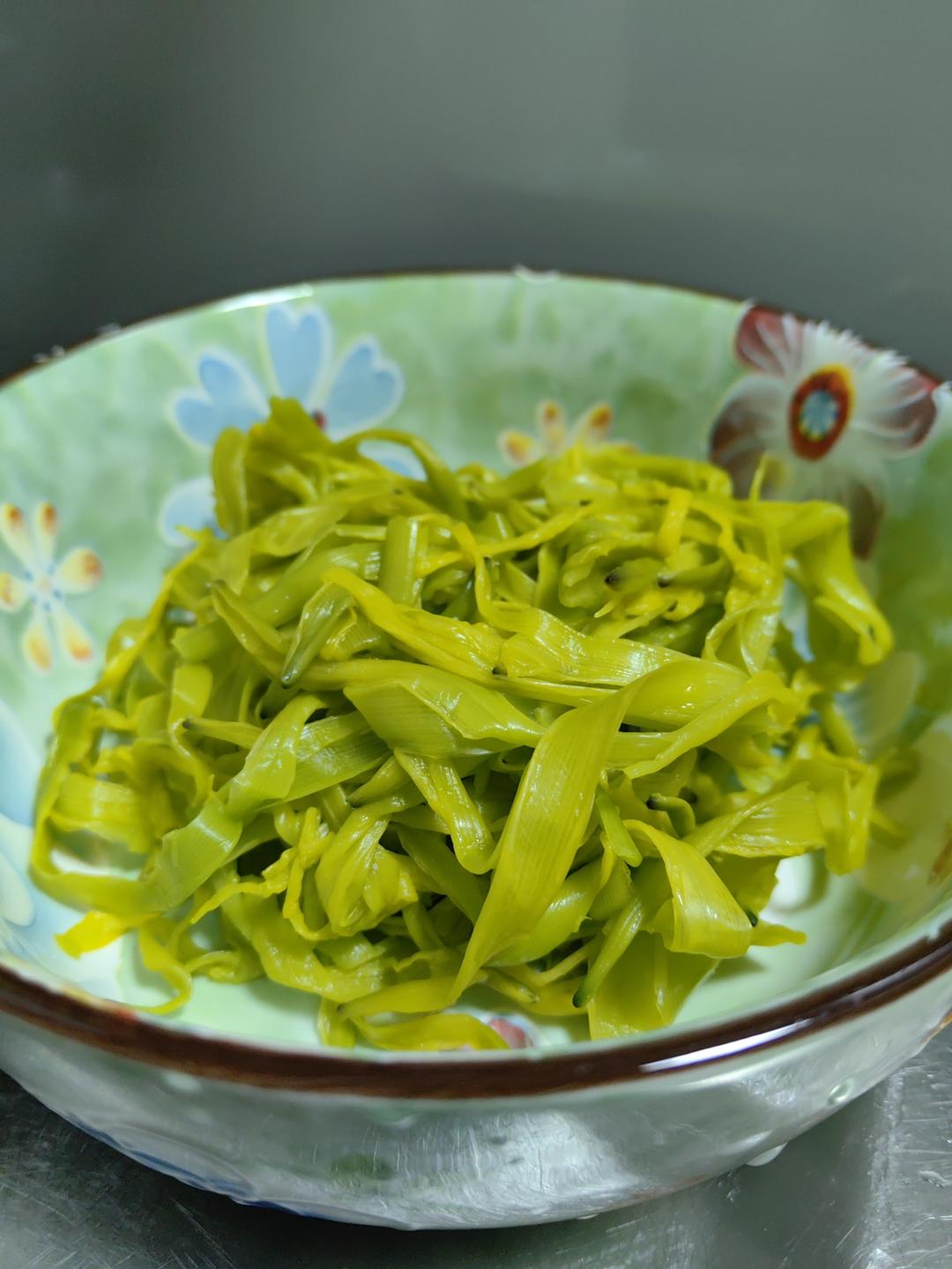 鲜黄花菜炒鸡蛋（秋水仙碱必须处理干净）