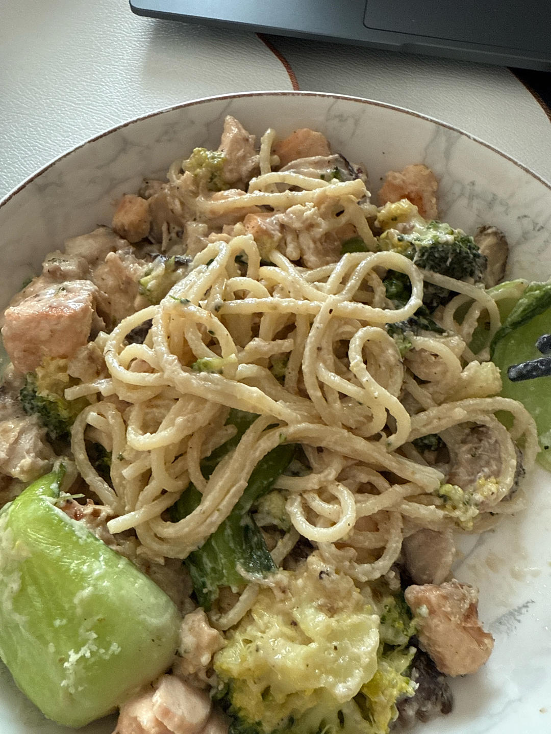 三文鱼菠菜蘑菇菜花奶油汁意大利面