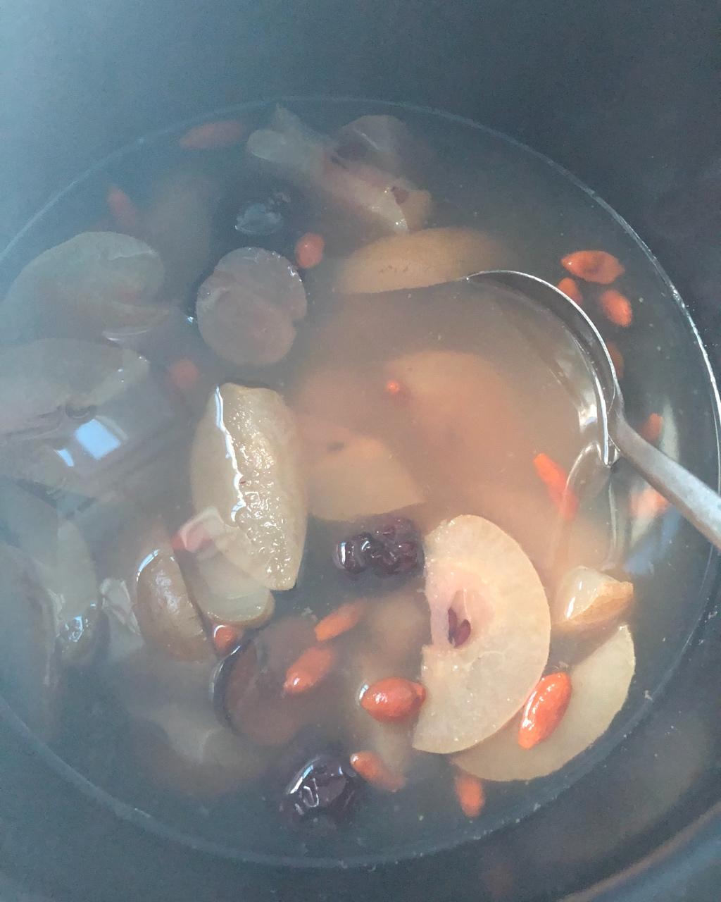 冰糖雪梨红枣养生汤