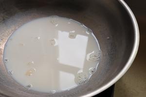 超简单的芒果牛奶布丁的做法 步骤3