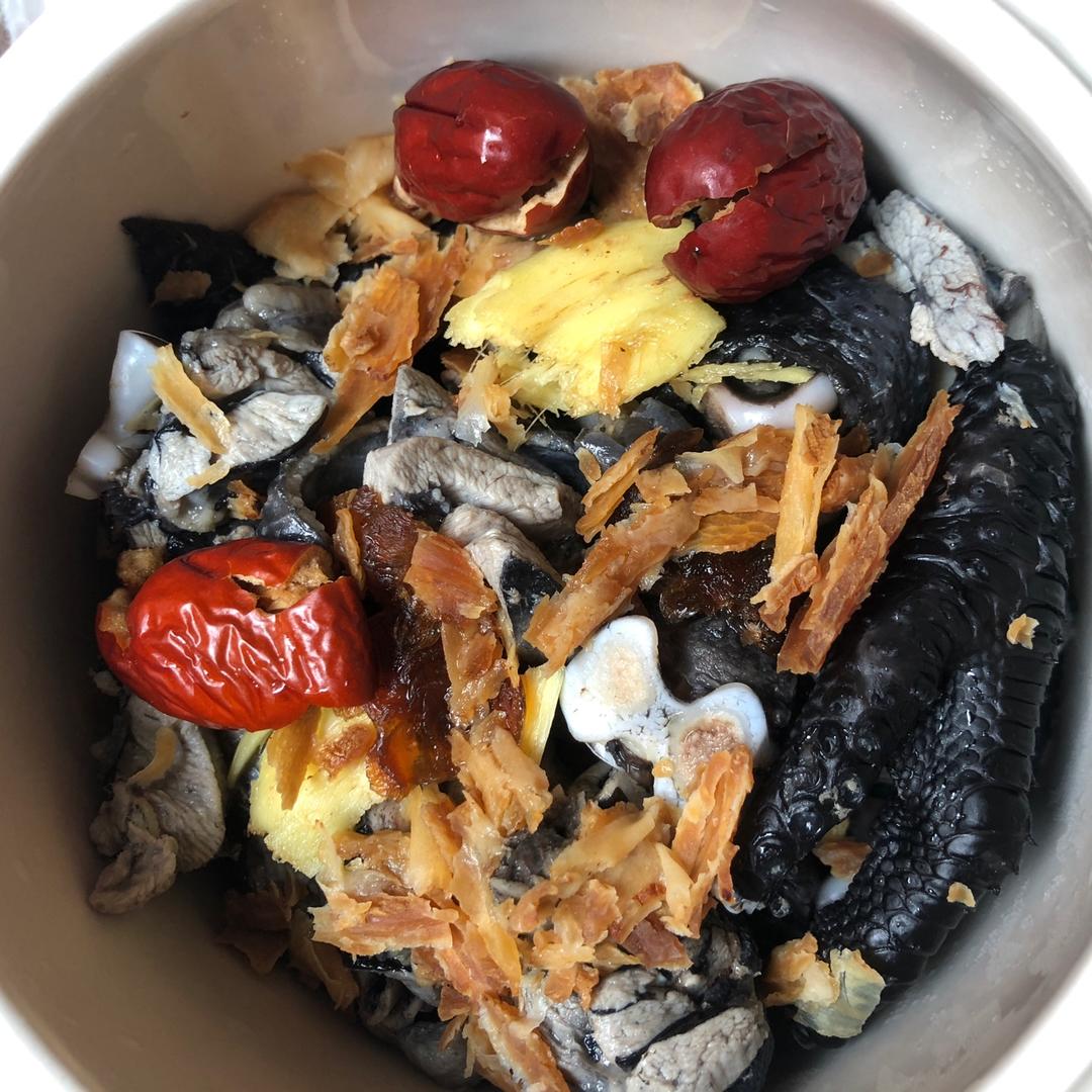 红参花胶红枣桂圆炖乌鸡汤