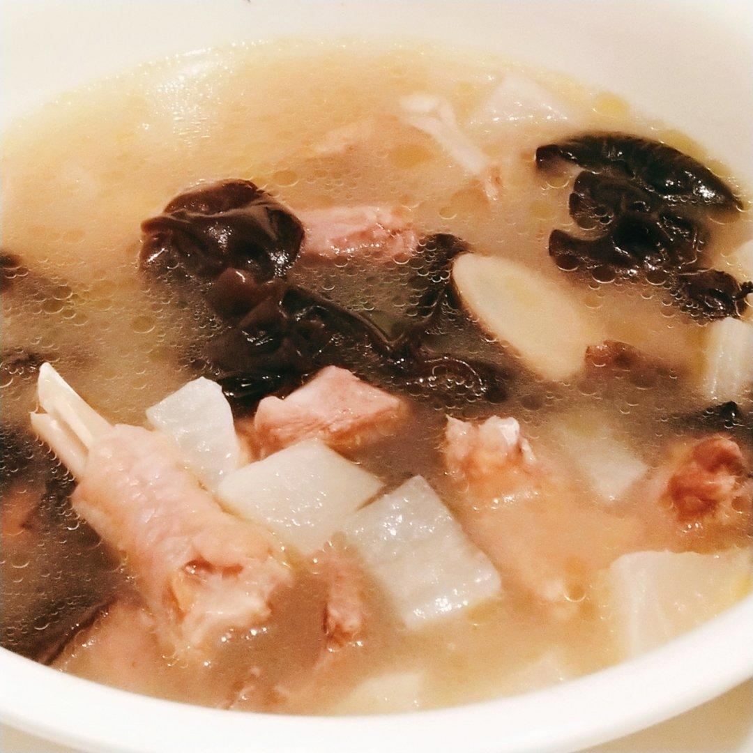 胡萝卜木耳炖鸡汤