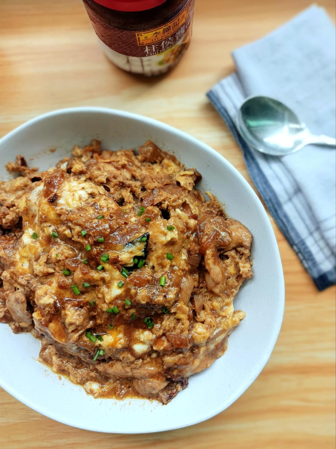 大师菜谱｜柱侯酱香鸡肉滑蛋盖饭