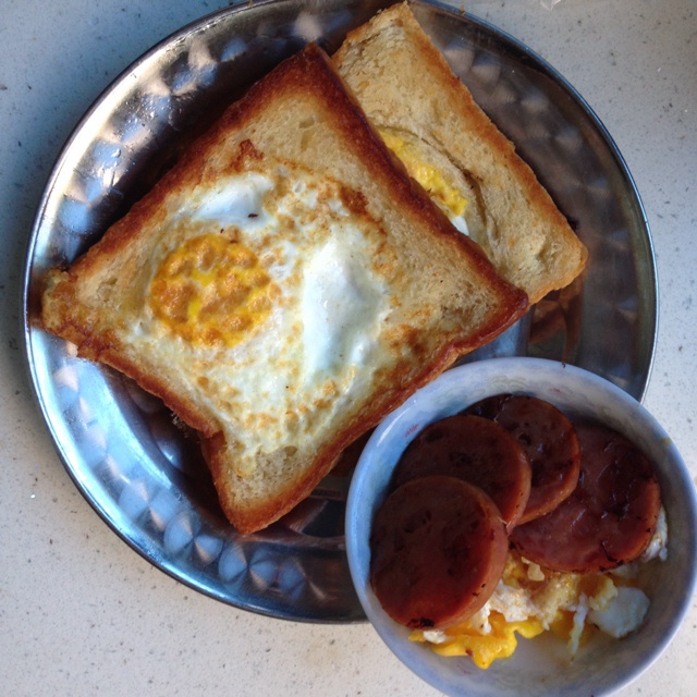 土司煎蛋 Egg-in-a-hole