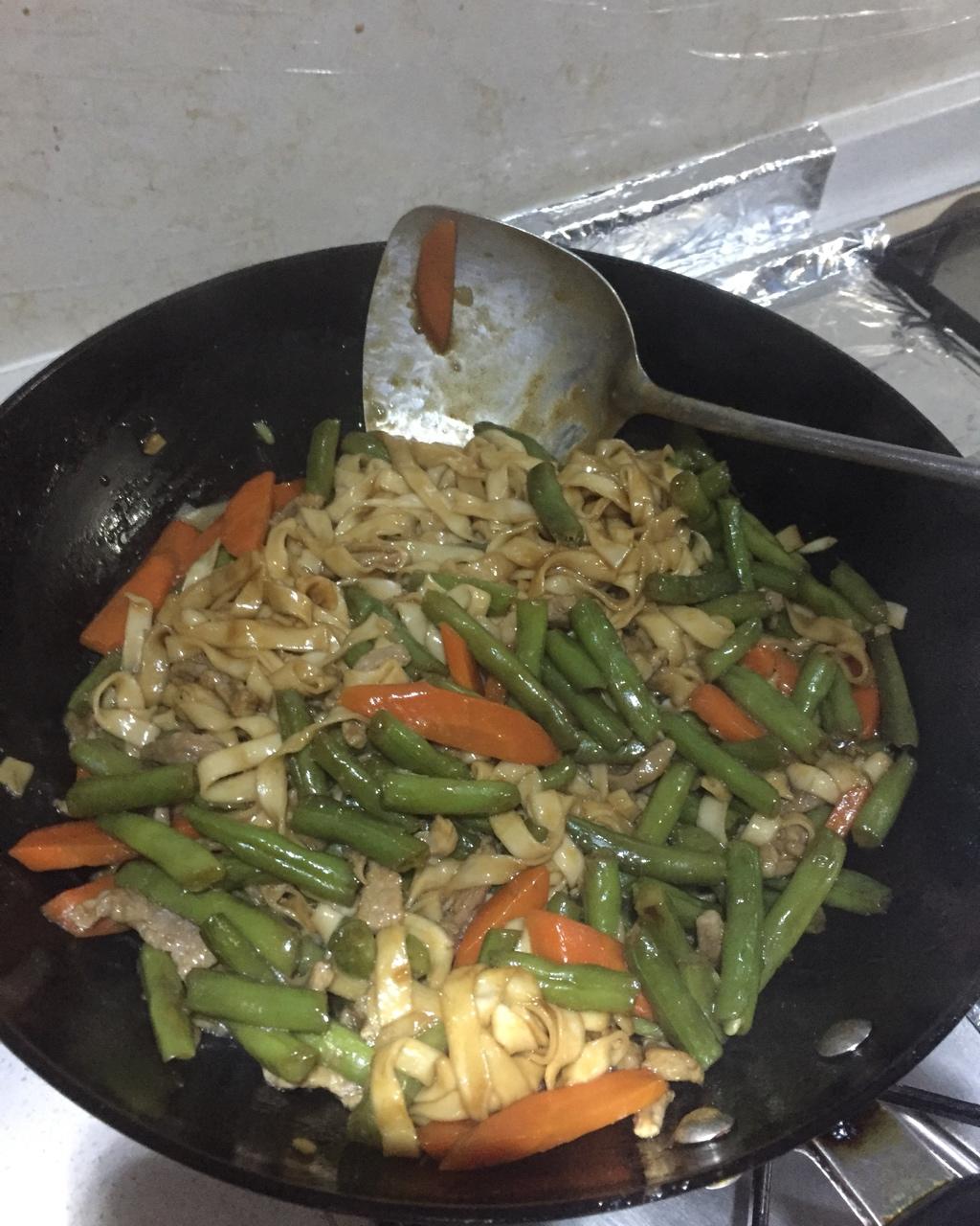 最适合夏天的一锅出--酱香豆角焖面