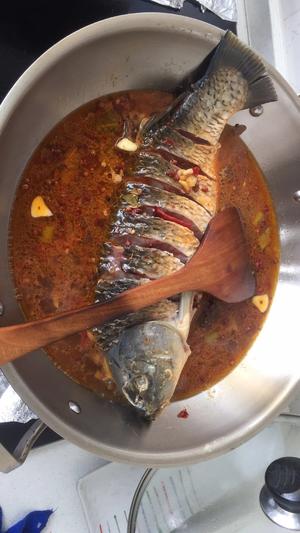 家常铁锅炖鱼～得莫利炖鱼的做法 步骤1