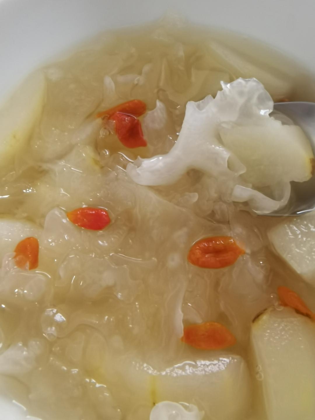 秋季润肺止咳的美食，银耳雪梨汤，软糯易出胶