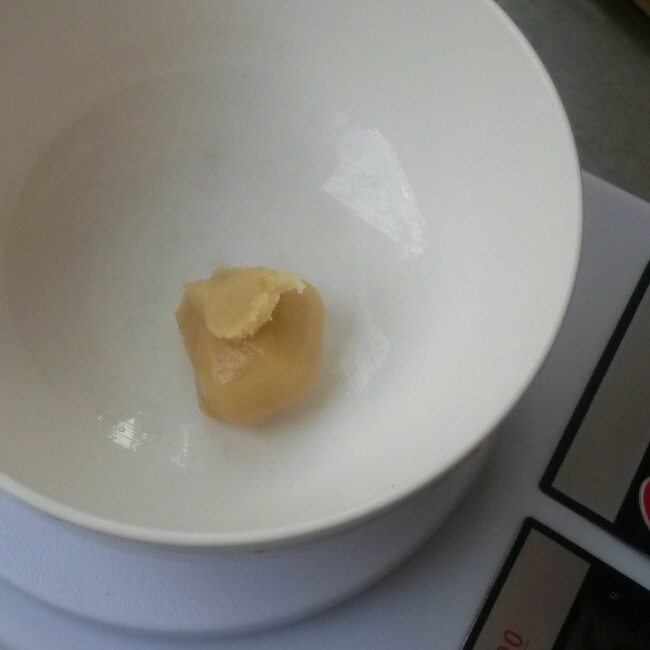 广式白莲蓉蛋黄月饼的做法 步骤8
