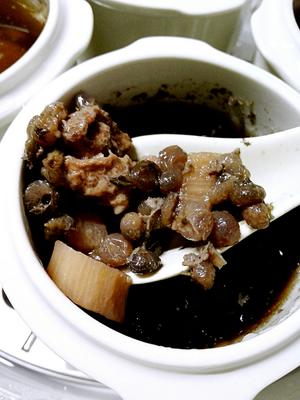 野生黑枸杞淮山瘦肉炖汤的做法 步骤4