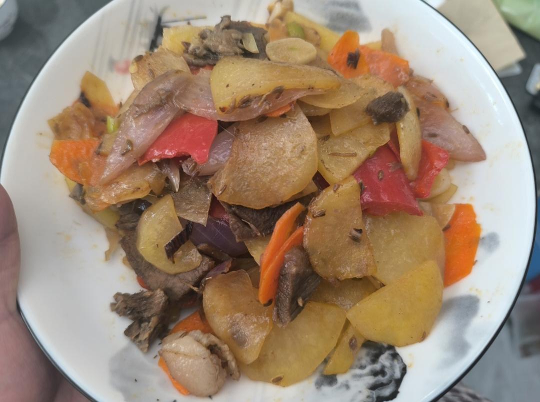 今天分享一款洋葱炒土豆片！好吃下饭，做法简单
