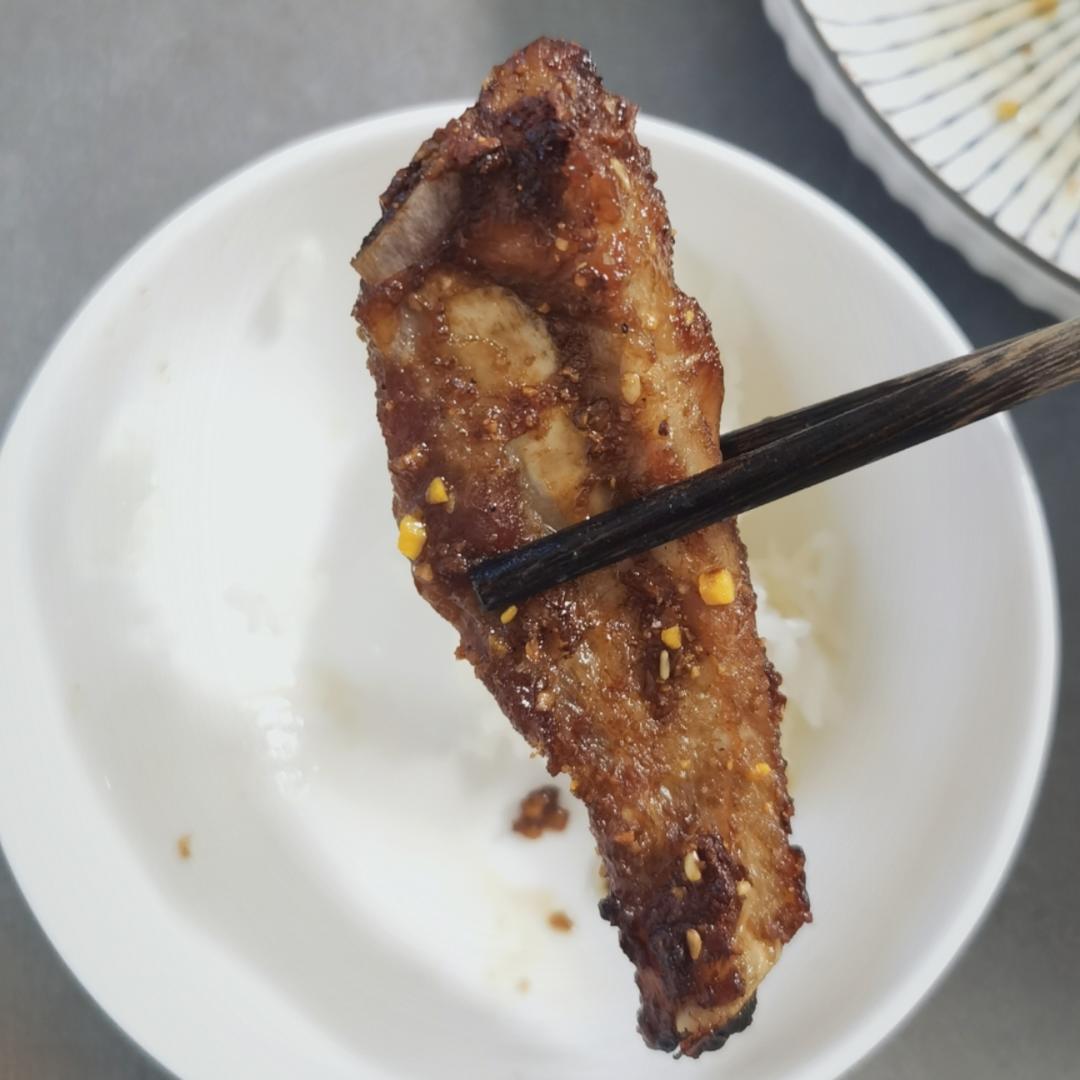 外焦里嫩！好吃到舔手指的蒜香烤排骨