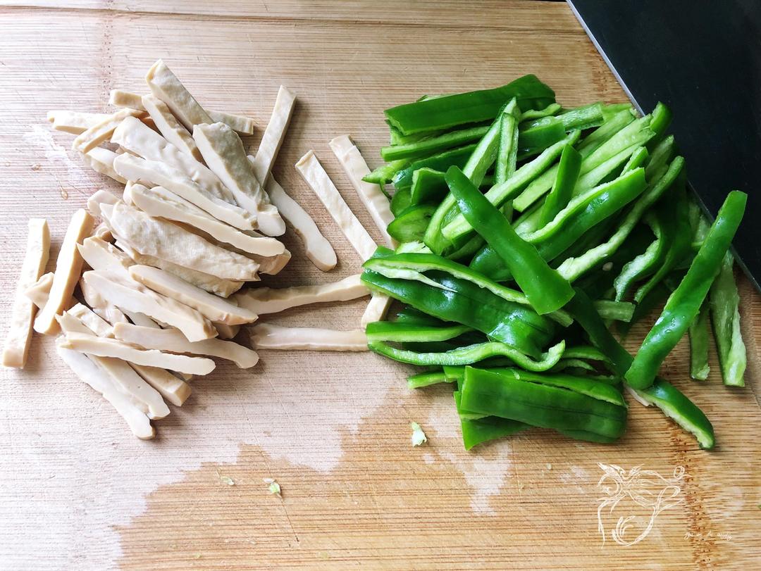 夏日解暑小菜～青椒毛豆香干的做法 步骤2