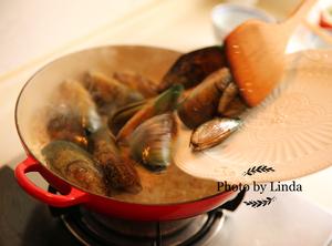 新西兰青口贝mussel（最原始最鲜美的做法）超级简单/人人都可以成为别人羡慕的大厨，超详细步骤图，铸铁锅的做法 步骤10