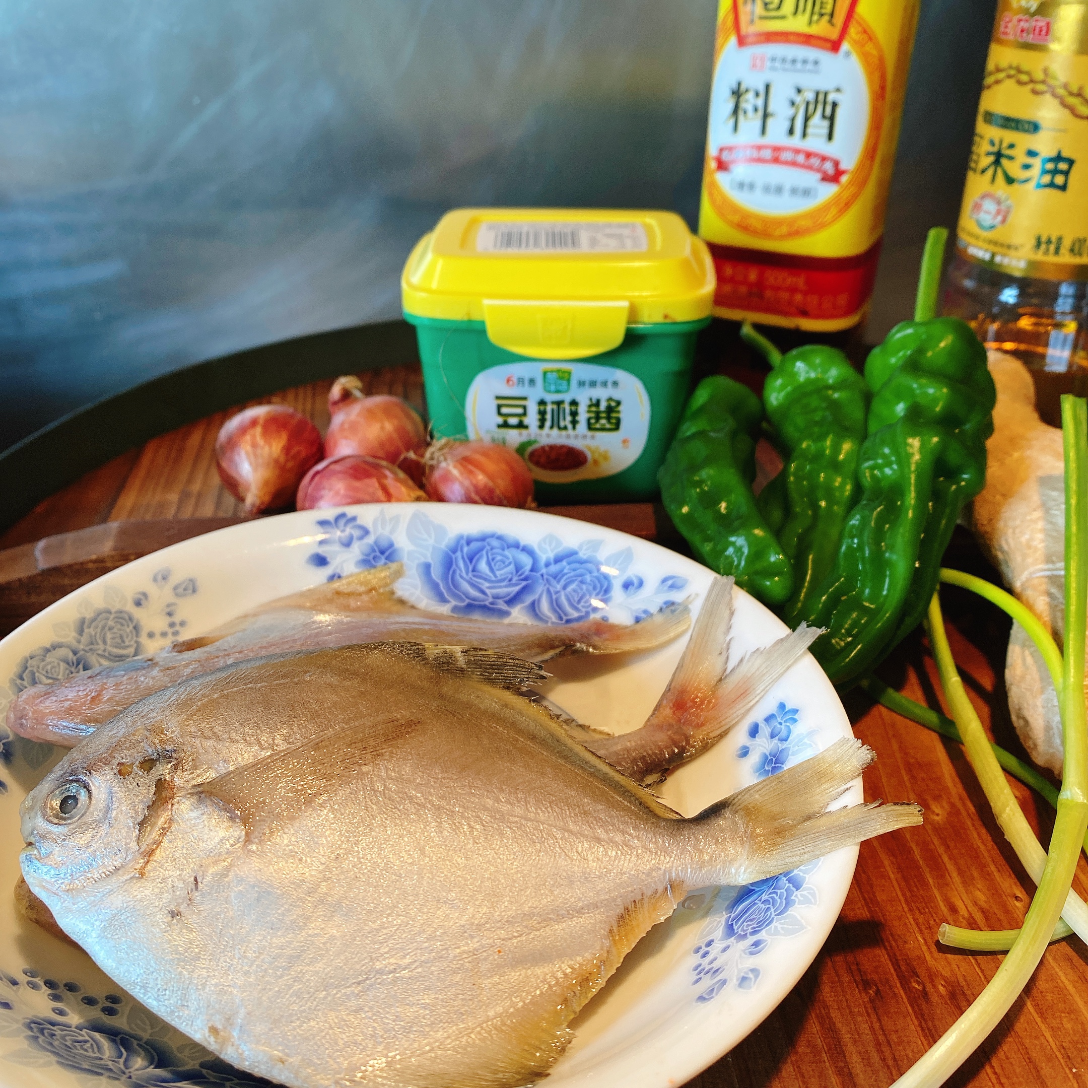 酱香鲳鱼的做法 步骤1