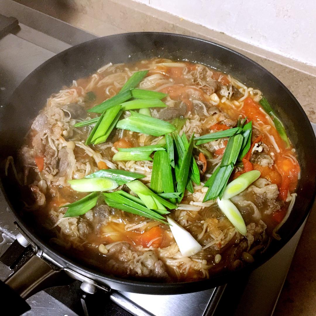 肥牛蘑菇砂锅 Beef & Mushroom Hotpot