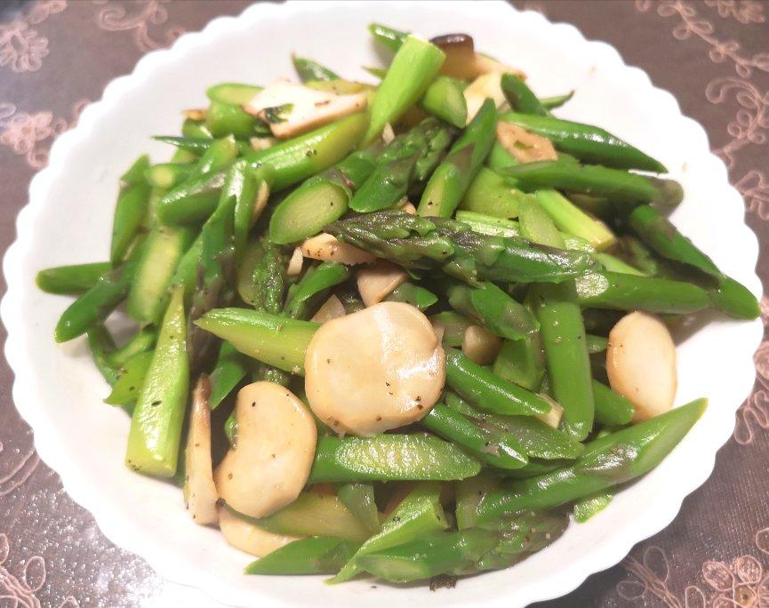 芦笋炒蘑菇