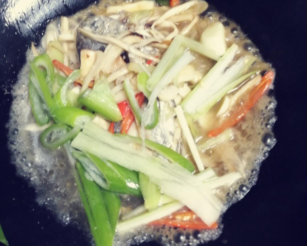 杏鲍菇烧肉鲳的做法