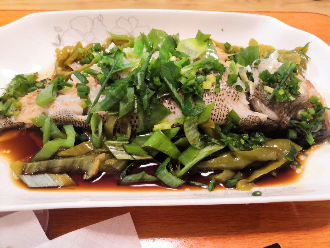 清蒸鲈鱼（简易万能蒸鱼法）