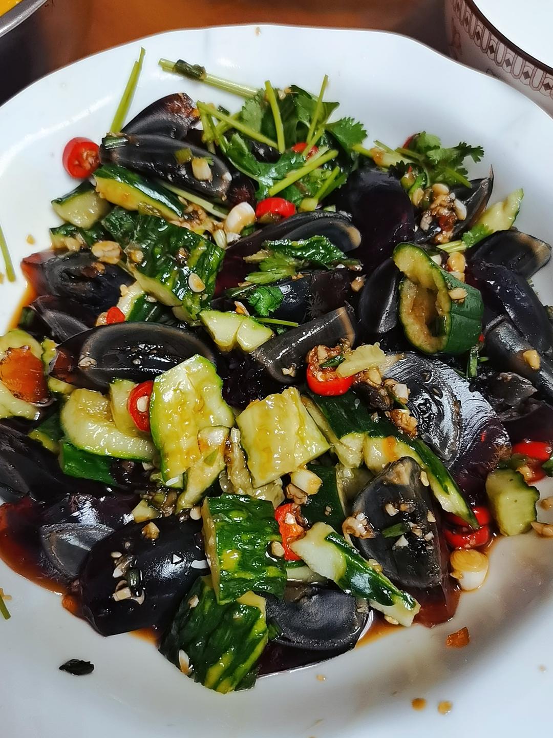 减脂餐凉拌皮蛋黄瓜