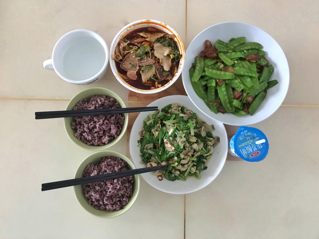 手捏菜炒蘑菇