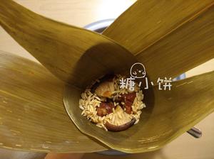【香菇脆骨卤肉粽子】塔形粽包法的做法 步骤11