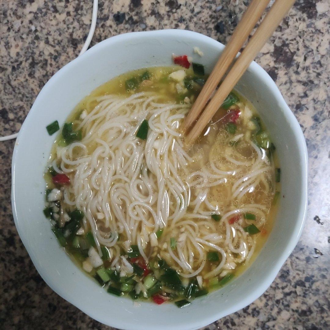 一碗清汤面 🍜 —— 秋日里的治愈系