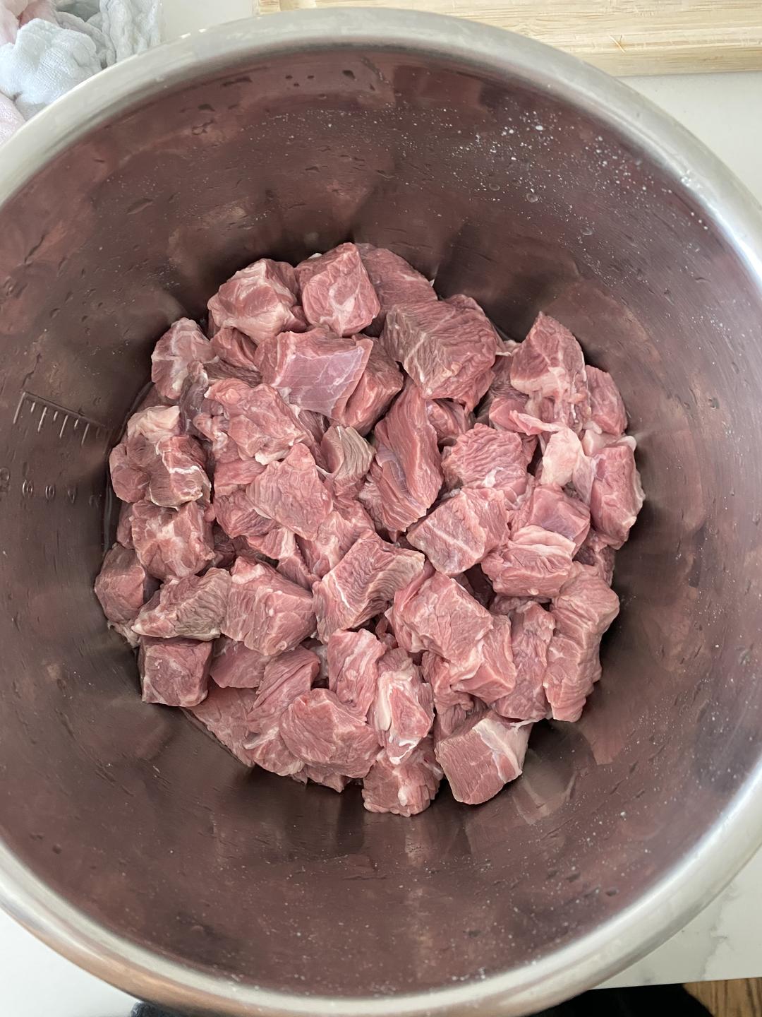 番茄胡蘿卜燉牛肉（瘦牛肉也不柴的秘訣）的做法 步驟1