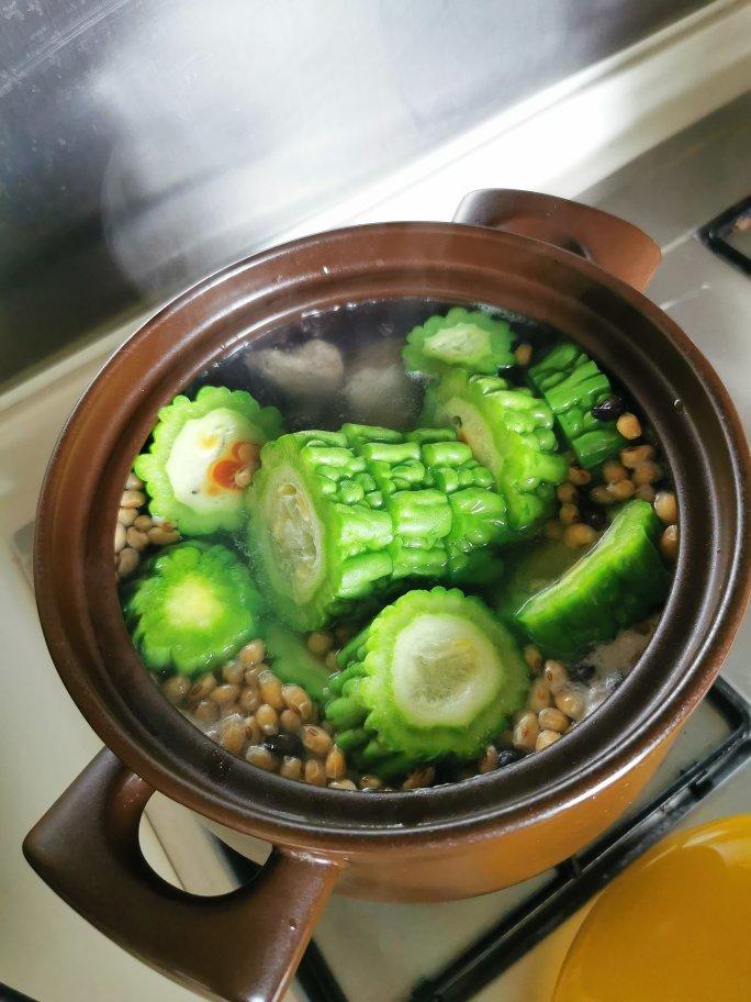 夏日清心苦瓜排骨汤，祛火毒祛油腻，简单快手