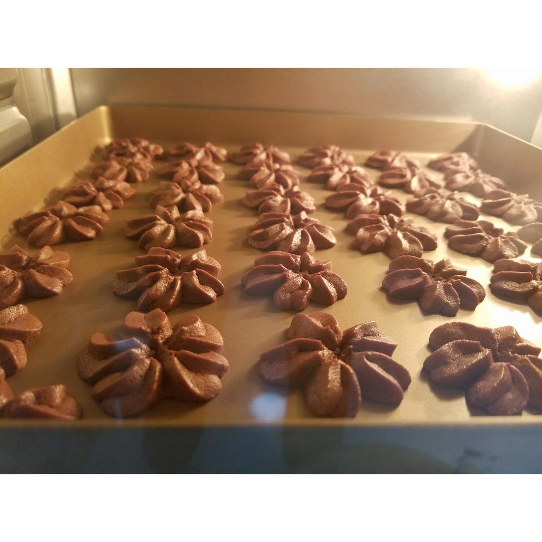 挤花毫无压力的巧克力曲奇