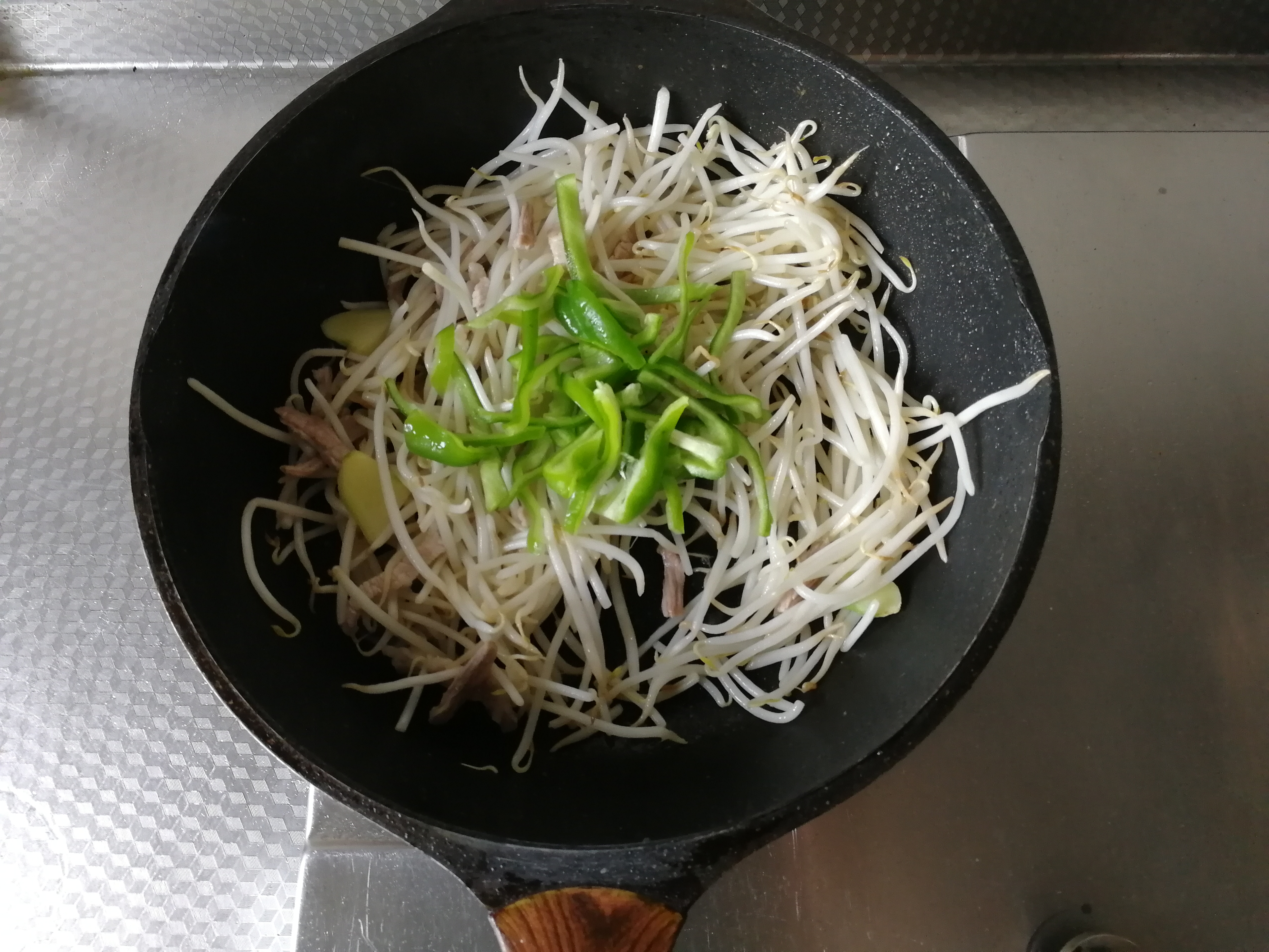 脆嫩青椒肉丝炒豆芽菜的做法 步骤5